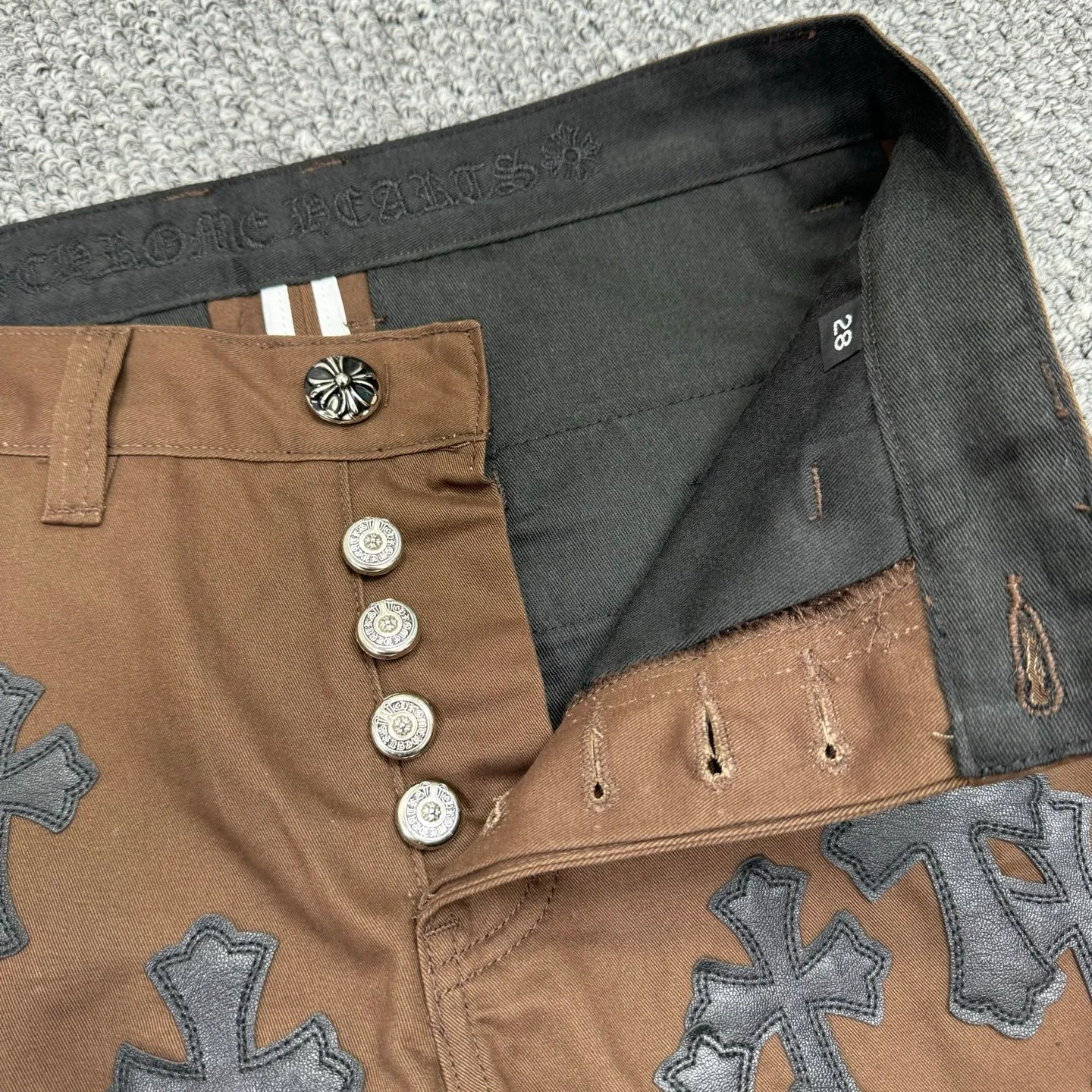 P260 model number: H853 ChromeHearts & ChromeHearts Brown casual pants and jeans. Original hardware and accessories, washed and other hanging tags. The QR code analysis is all from the original factory, with a high degree of restoration. You are welcome to compare with a certain product~ Three-dimensional version Loose and comfortable, not picky about the figure, taller and slimmer, factory Seiko, original factory quality control, same style for men and women, can be matched with couples, versatile recommendation, must-have jeans for all seasons, fashionable people have been disappointed From the quality selection of fabrics, the tailoring of details, and the matching of patterns, everything is impeccable! The upper body is so handsome when worn...it can be easily worn by men, women and children! The craftsmanship is made of heavy-duty washed pure cotton denim fabric. After washing, it is soft and thick and looks very stylish when worn. Size: 28, 30, 32, 34, 36 (S-XXL) Color: Brown